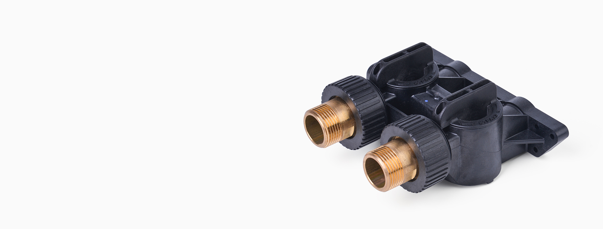<h4>一體式旁通閥<br></h4>
<p>標(biāo)配Autotrol閥頭專用的一體式高性能樹脂旁通閥，使設(shè)備安裝更加便捷、節(jié)省空間獨(dú)特的一體式水路設(shè)計(jì)。</p>